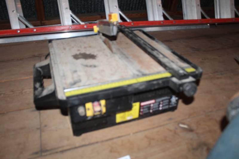 lot 77 image: Qep 7in. Portable Tile Saw