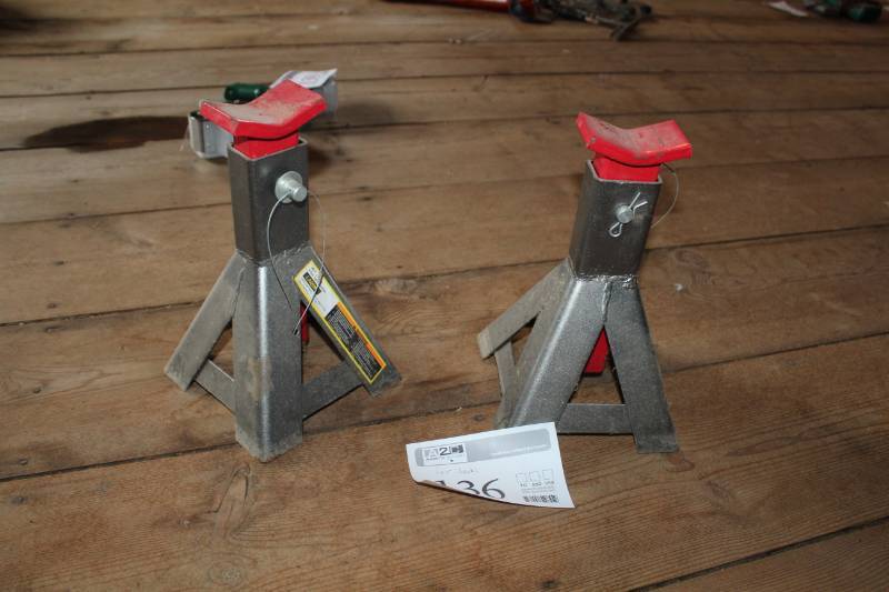 lot 136 image: 2011 Larin 3-Ton Jack Stands