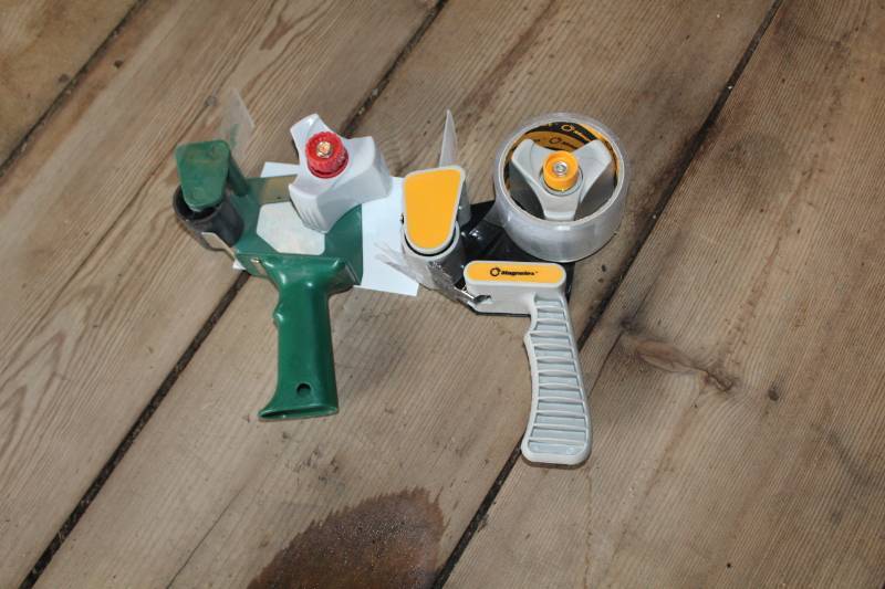 lot 139 image: Hand Tape Dispensers