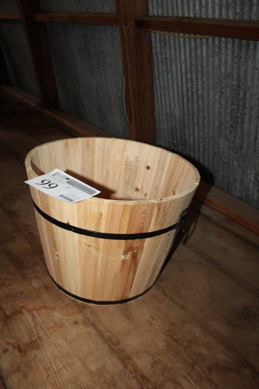 lot 99 image: Wood Basket