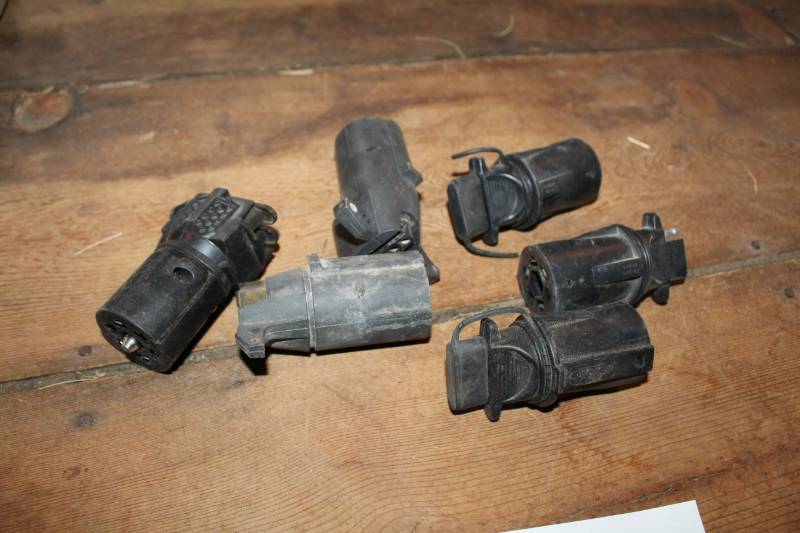 lot 121 image: Trailer Light Hook-up Assemblies