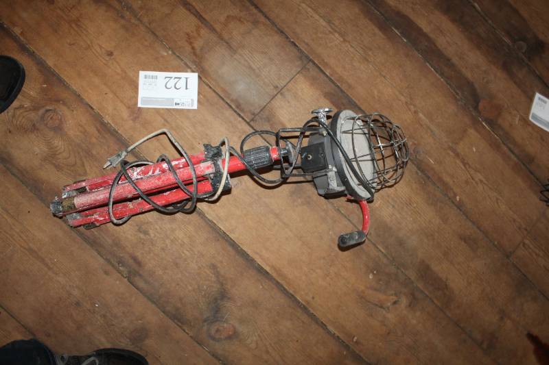 lot 122 image: Craftsman Portable Shop Light