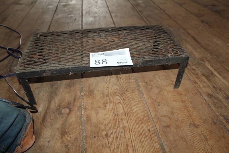lot 88 image: Metal Step