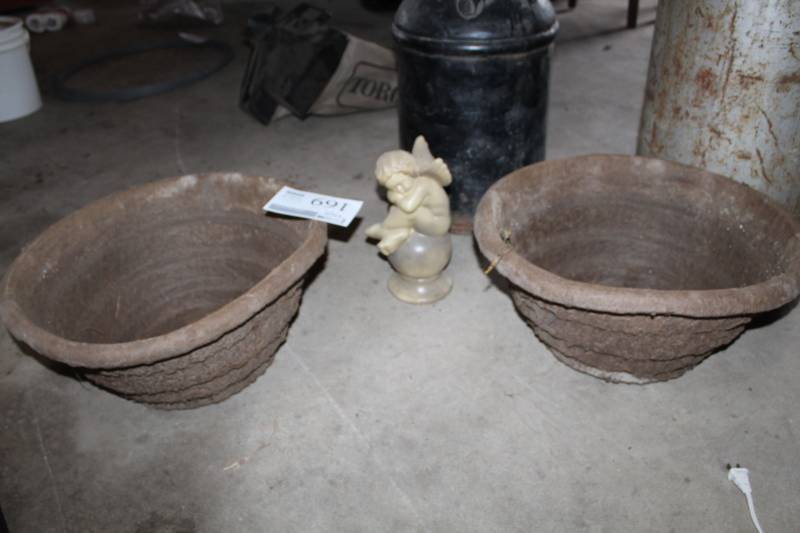 lot 169 image: Planters and Angel Garden Dcor