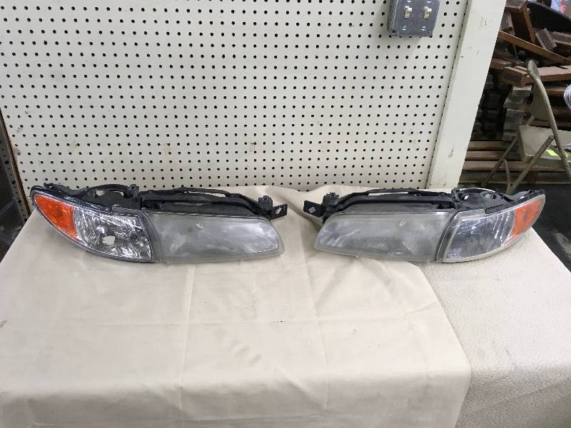 lot 562 image: 2002 Grand Prix Headlights