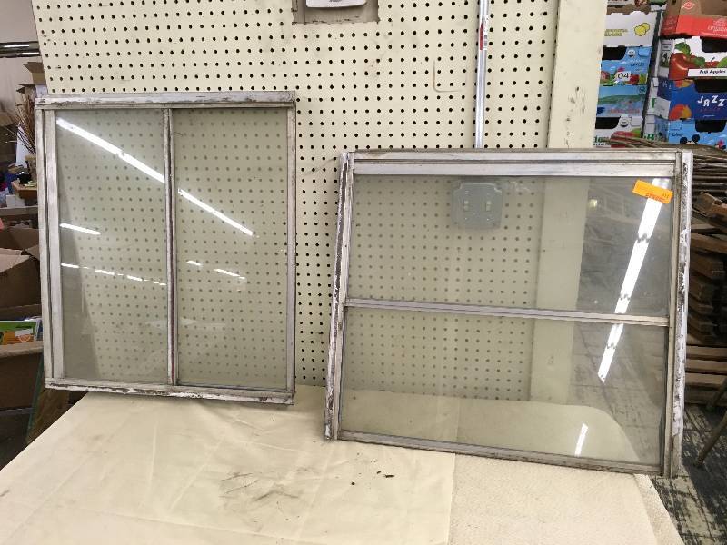 lot 572 image: Windows