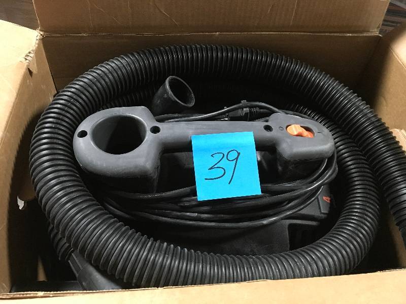 lot 39 image: RIDGID 4 Gal. 5.0-Peak HP Portable WetDry Vacuum USED  in good condition