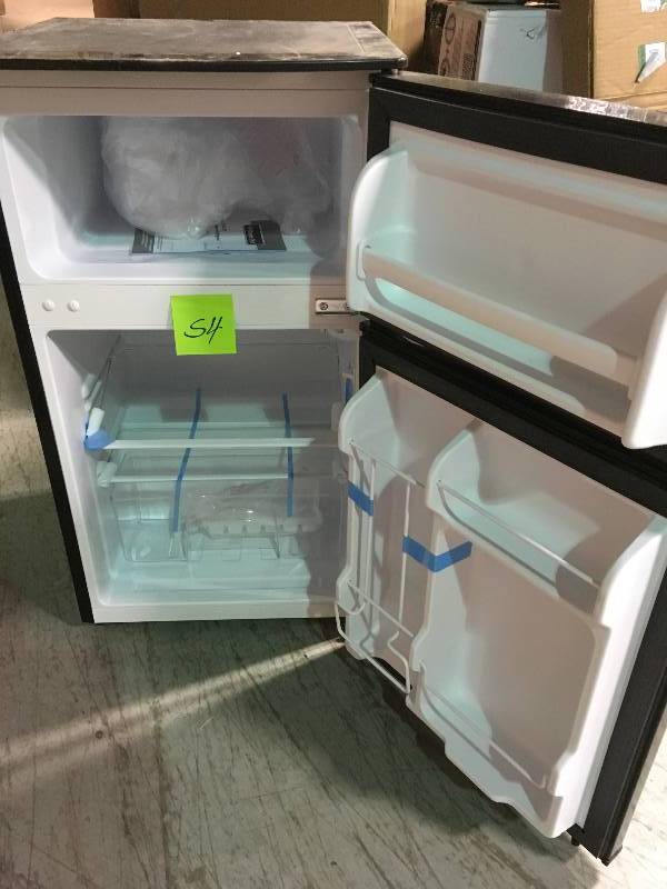 lot 54 image: Magic Chef 3.1 cu. ft. Mini Fridge in Black in good condition