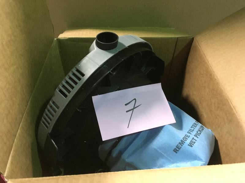 lot 7 image: Bucket Head 5 Gal. 1.75-Peak HP Wet Dry Vac  in good condition