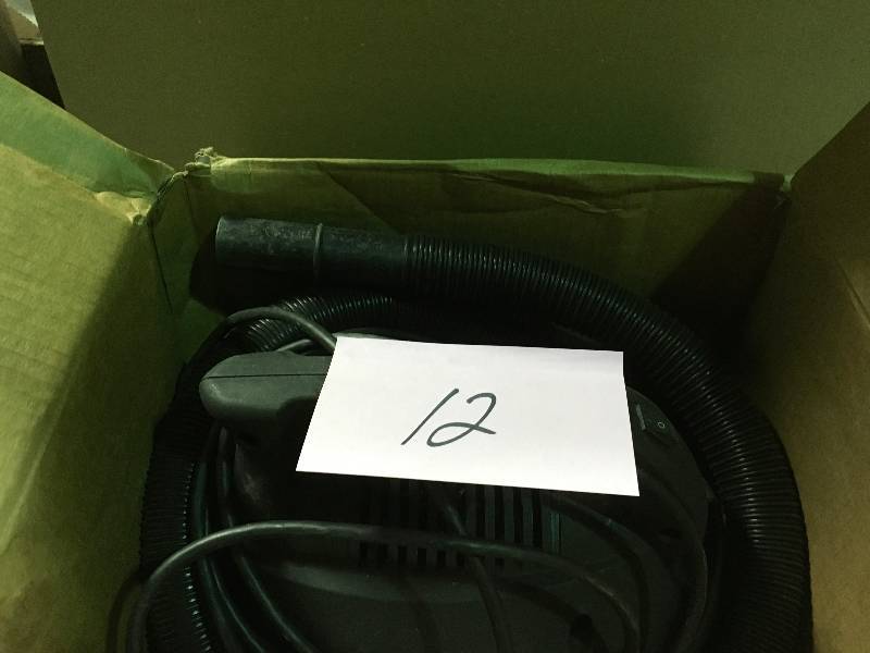 lot 12 image: Stinger 2.5 Gal. 1.75-Peak HP Compact Wet Dry Vac  in good condition