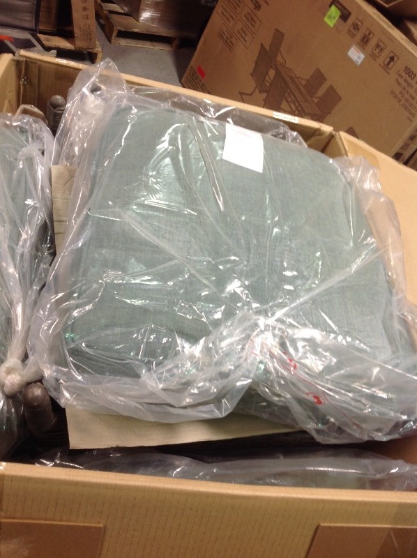 lot 117 image: Hampton Bay Fallsview 5-Piece Wicker Conversation Set with Blue Olefin Cushions in good conditions