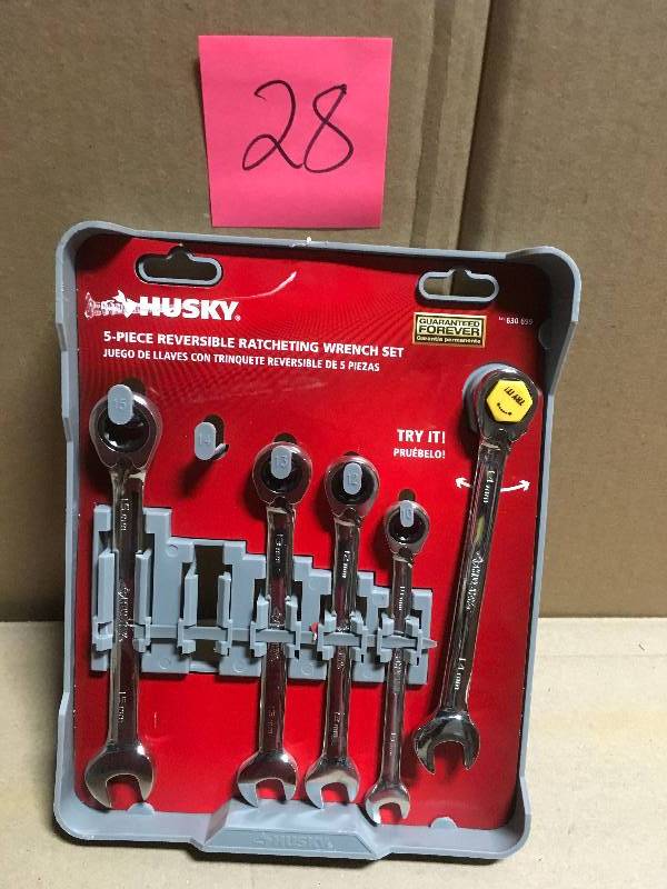 lot 28 image: Husky Metric Ratcheting Reversible Combination Wrench Set (5-Piece) in good condition