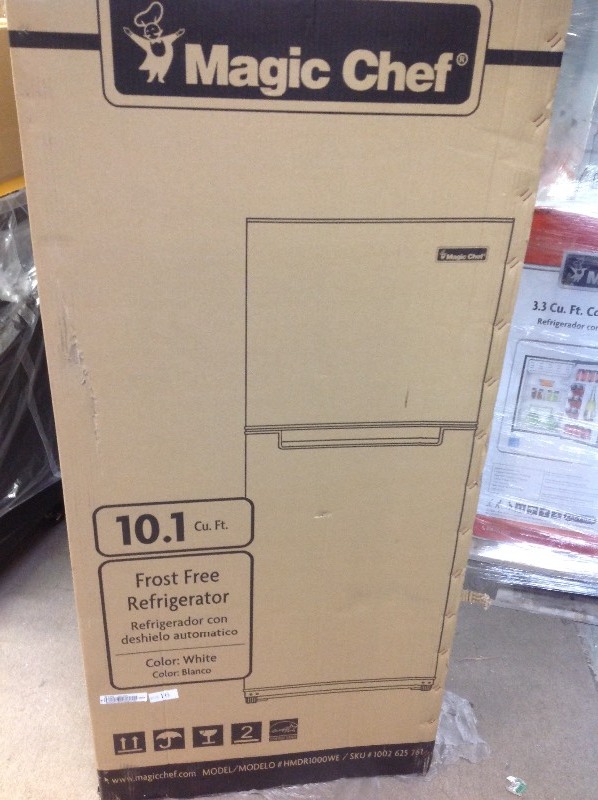 lot 120 image: Magic Chef 10.1 cu. ft. Top Freezer Refrigerator in White in good conditions
