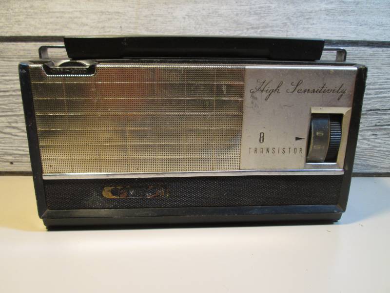 lot 2 image: Vintage Linmark 8 Transistor Portab...