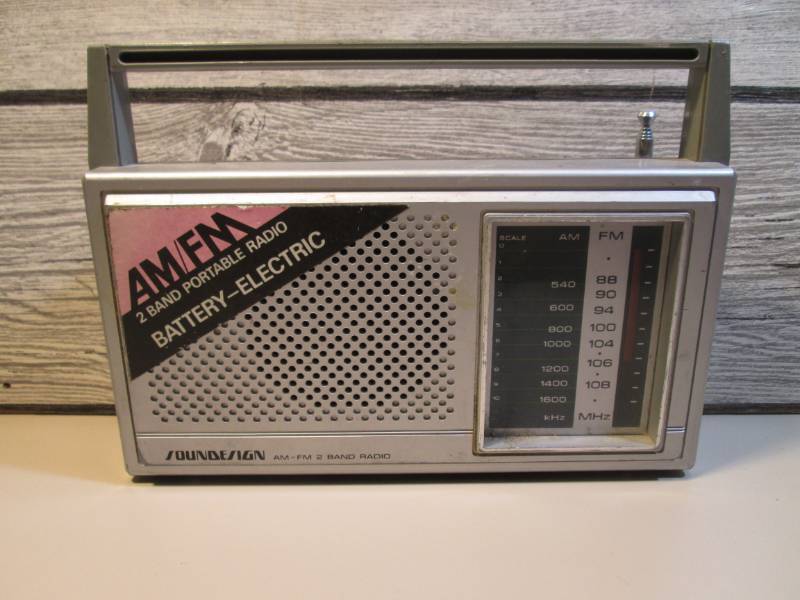 lot 4 image: Vintage Soundesign Am-Fm 2 Band Por...