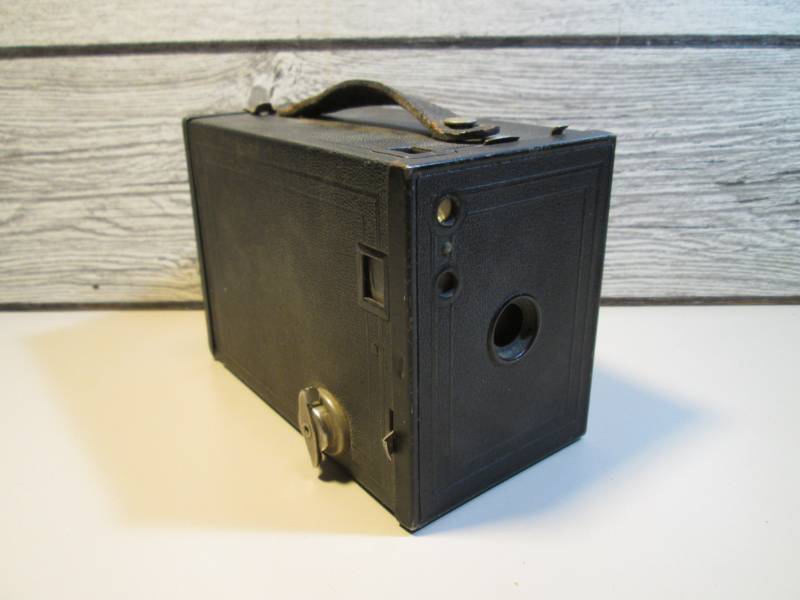 lot 8 image: Vintage No. 2 Brownie Model F Camer...