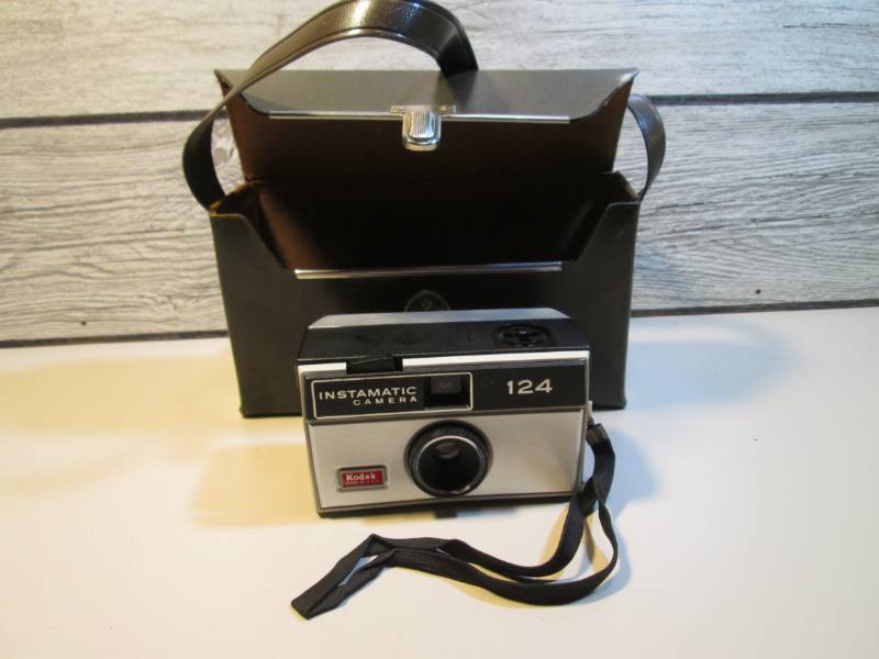 lot 10 image: Vintage Kodak 124 Instamatic Camera...