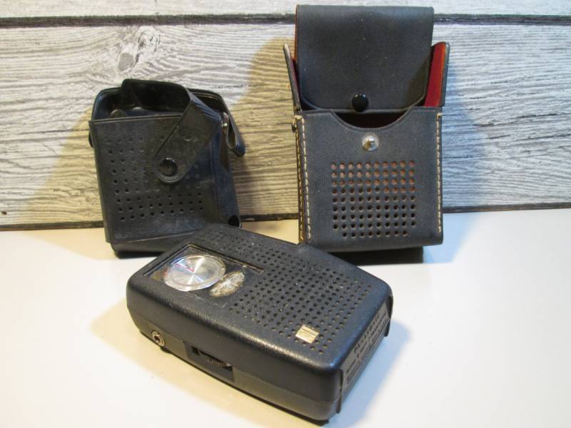 lot 14 image: Vintage Panasonic 7-Transistor Radi...