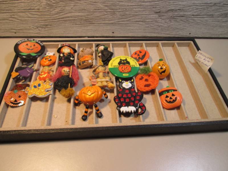 lot 16 image: Display Tray with Assortment of Hal...