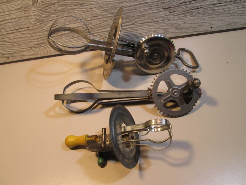 lot 22 image: Lot of 3 Vintage Hand Mixers  RM4...