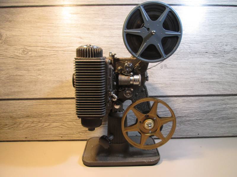 lot 23 image: Vintage Revere Eight Movie Projecto...