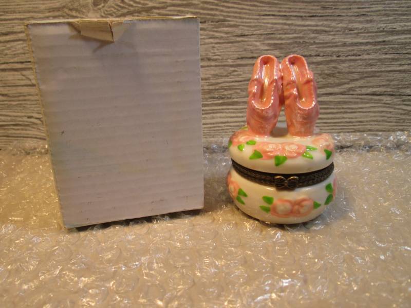lot 28 image: Ballerina Slippers Hinged Trinket B...