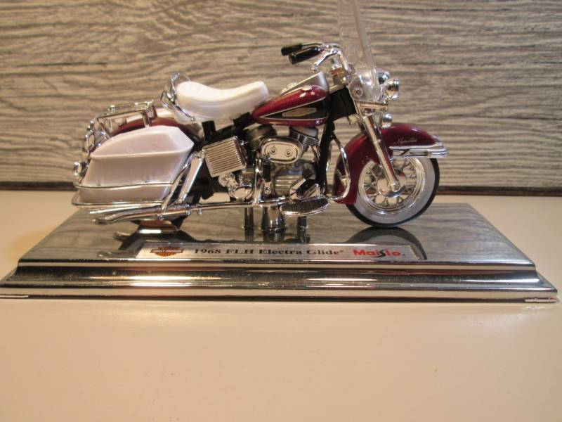 lot 29 image: Maisto 1968 Harley Davidson FLH Ele...