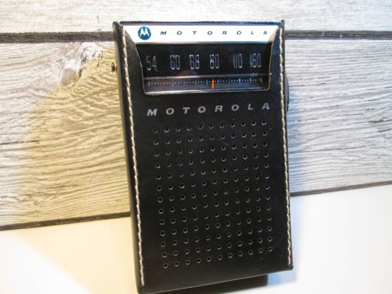 lot 33 image: Vintage Motorola Ten Transistor Rad...