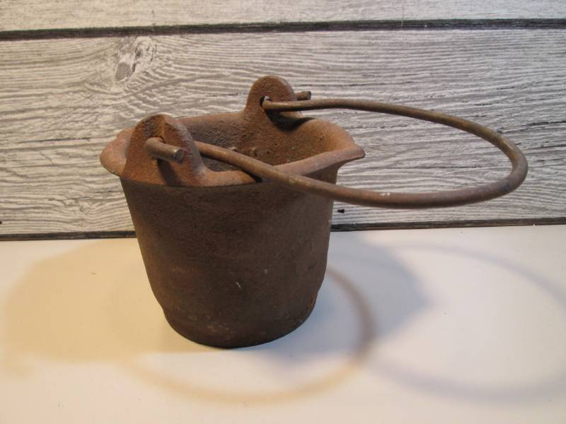 lot 42 image: Small Vintage Cast Iron Pot with Ha...