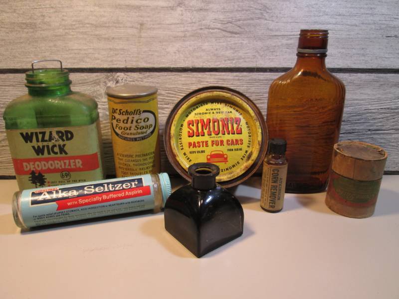 lot 47 image: Lot of Vintage Containers  RMT...