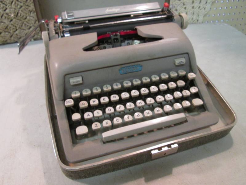 lot 53 image: Vintage Royal Heritage Typewriter i...