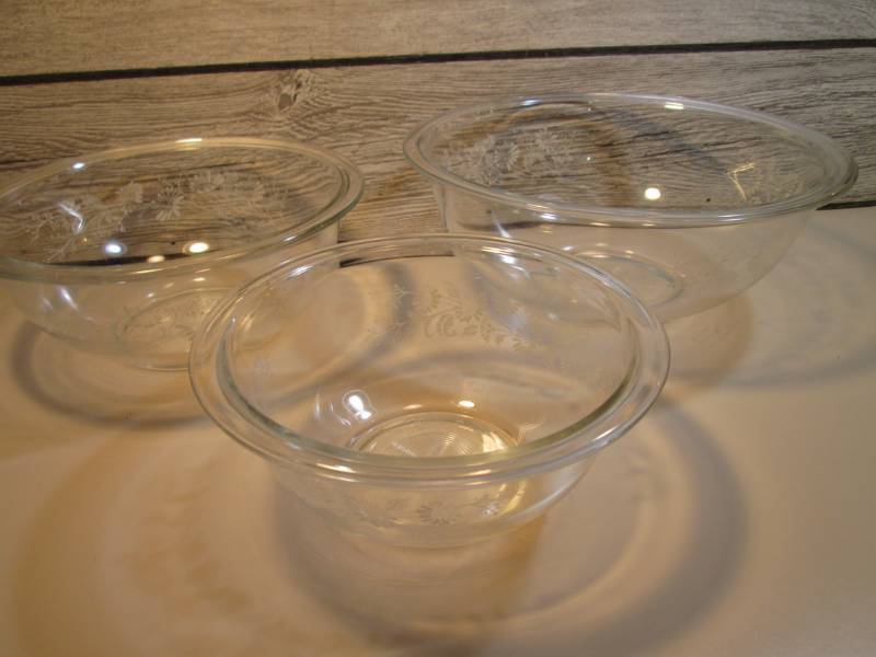 lot 101 image: Set of 3 Vintage Pyrex Bowls Clear ...