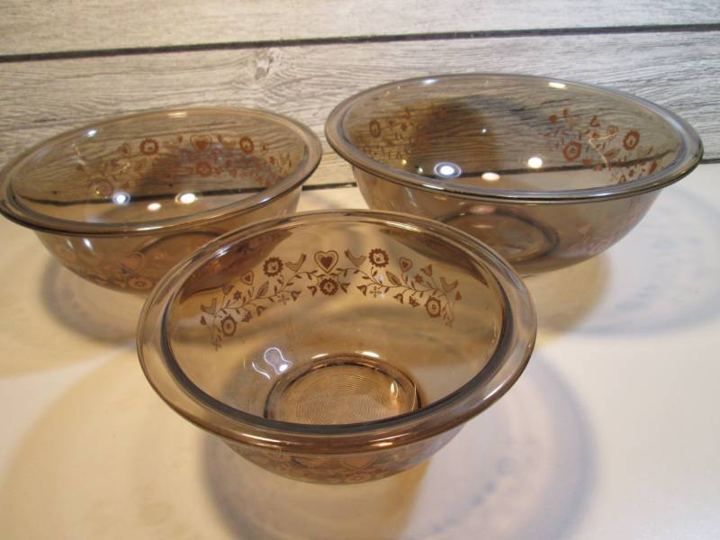 lot 102 image: Set of 3 Vintage Pyrex Bowls Brown ...