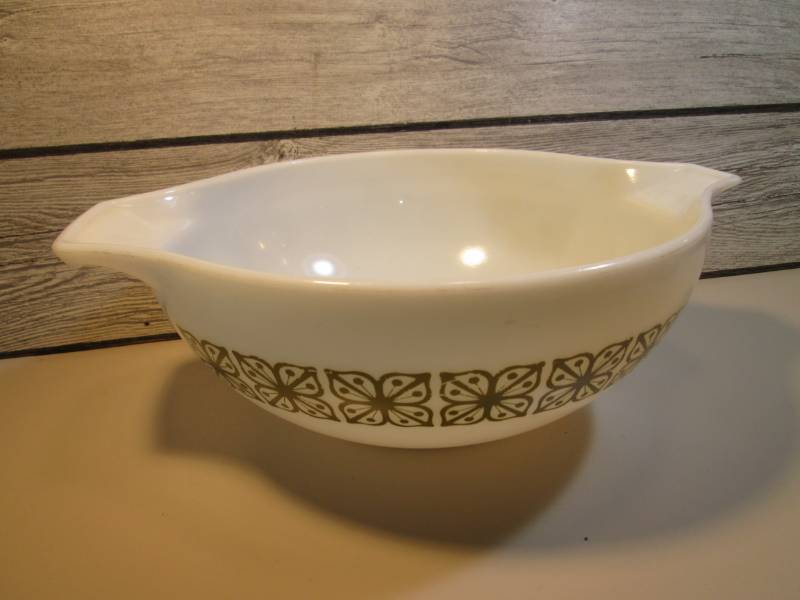 lot 106 image: Vintage Pyrex 4 qt Mixing Bowl 444 ...