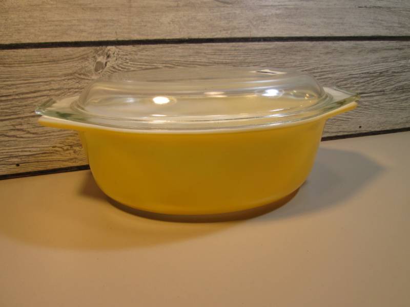 lot 108 image: Vintage Pyrex 1 12 qt Ovenware wit...