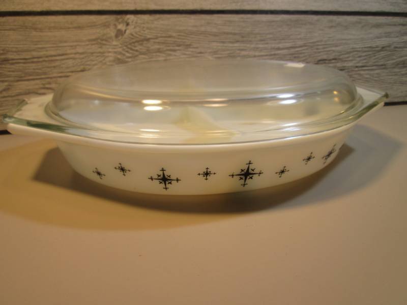 lot 109 image: Vintage Pyrex 1 12 qt Divided Dish...