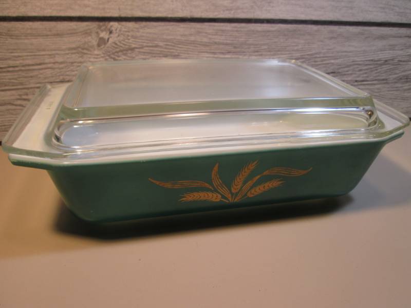 lot 110 image: Vintage Pyrex 2 qt Square Dish with...