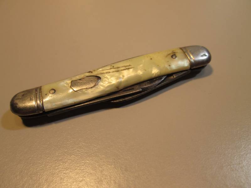 lot 122 image: Vintage Imperial 2-Blade Pocket Kni...