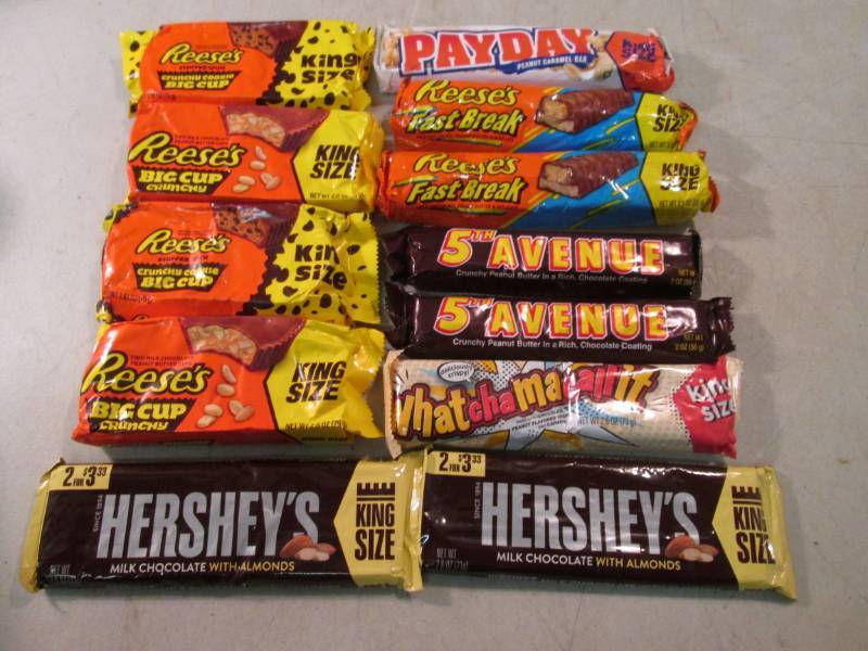 lot 209 image: Assorted Candy Bars  B-3...