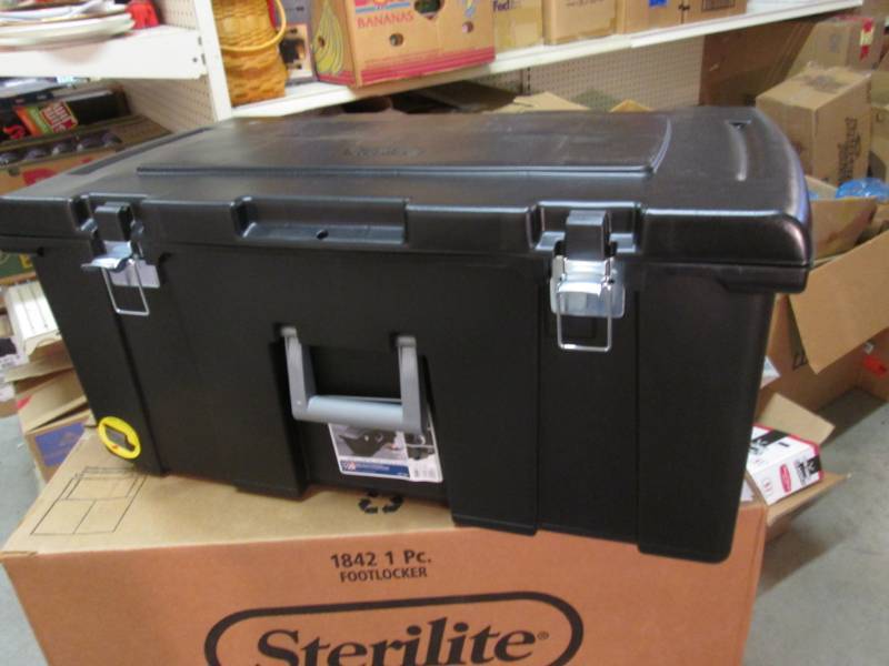 lot 231 image: Sterilite 92 quart Footlocker Stora...