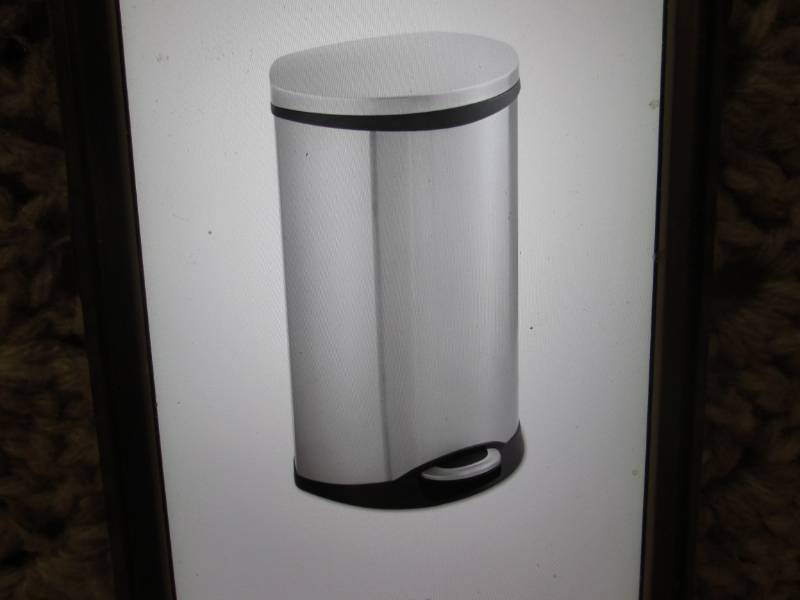 lot 270 image: Safco Step-On Flip Lid 12.5 Gallon ...