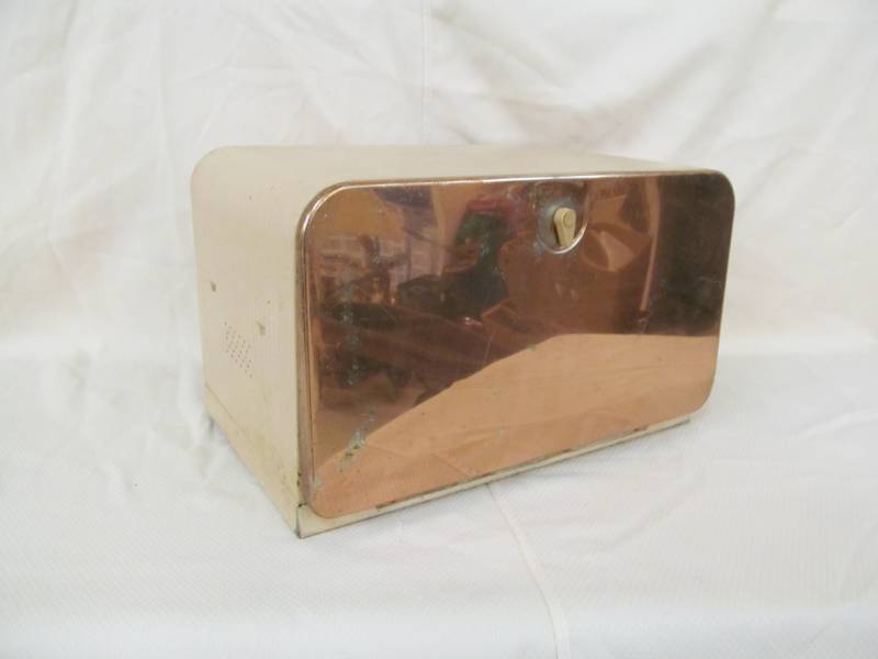 lot 2 image: vintage Bread Garage