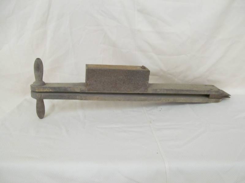 lot 4 image: Vintage Trumph hand planter