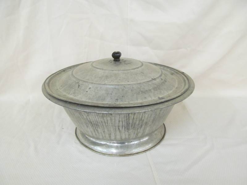lot 23 image: Vintage Aluminum bread warmer