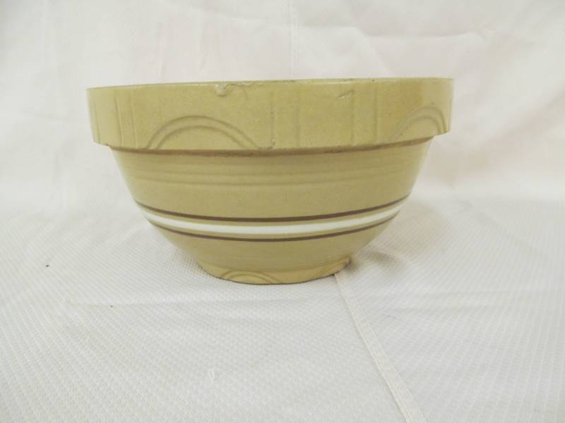 lot 27 image: Yelloware Bowl