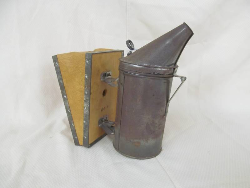 lot 51 image: Dadant Honey Keeper bee hive smoker