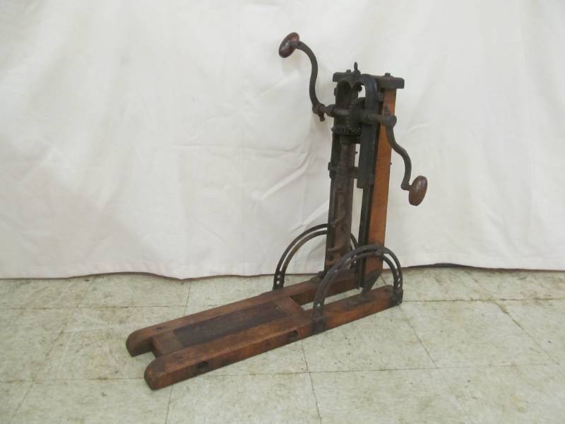 lot 55 image: vintage Bench top Hand drill