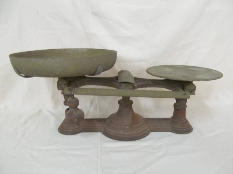 lot 70 image: vintage cast iron mercantile scale