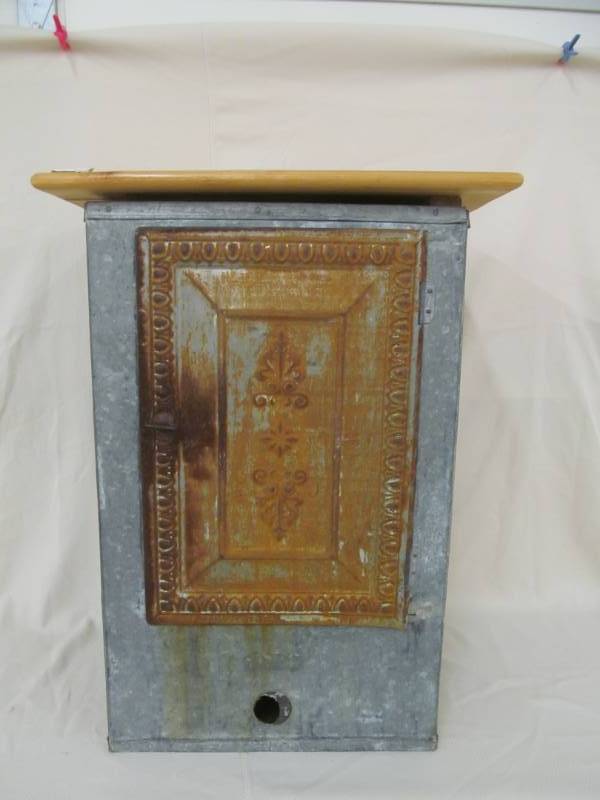 lot 75 image: bread box