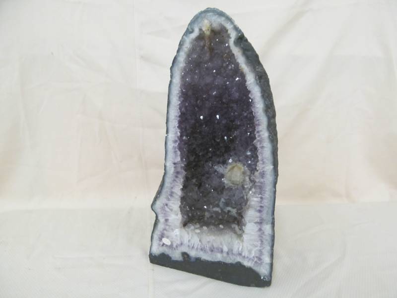 lot 78 image: Brazilian Cathedral Amethysts